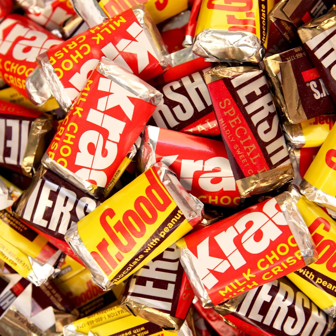 116 Pcs Chocolate & Kisses Candy Favors (1.50 lbs) Grey I30006